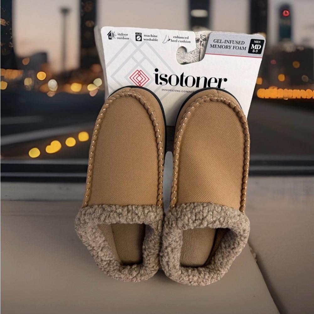 Isotoner Men’s Size M 8-9 Memory Foam Buckskin Sherpa Lining Slippers. Tan. New.